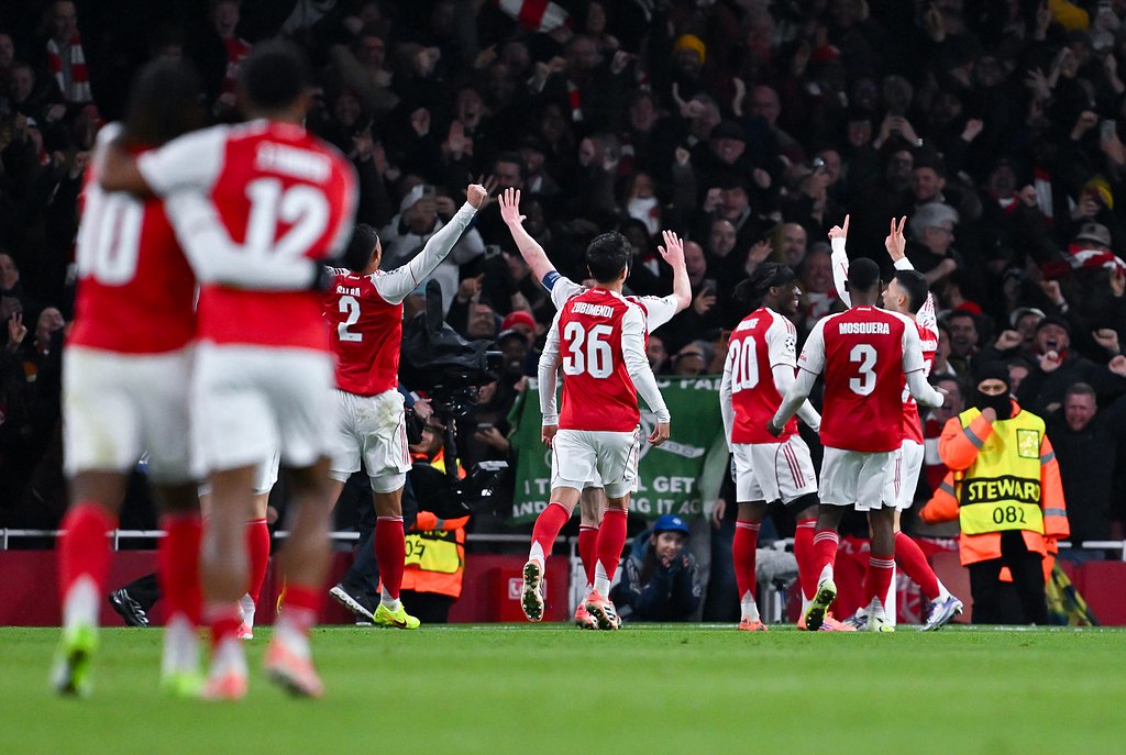 邮报：埃德森在土超遭水杯“轰炸”，欲将水杯踢回看台表不满