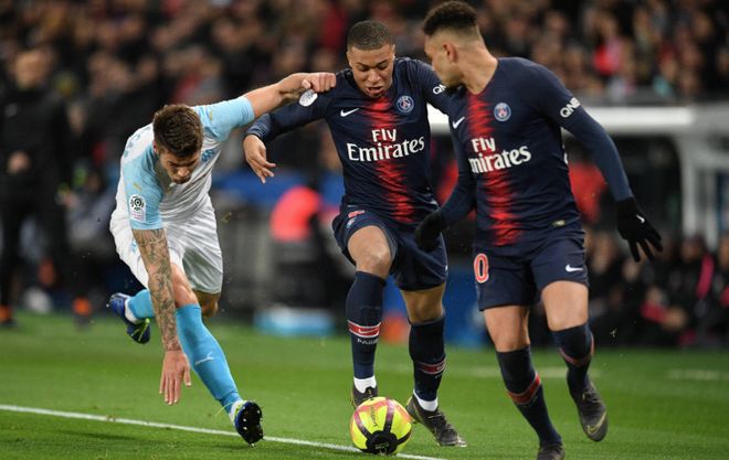 詹姆斯助攻队友完成精彩扣篮