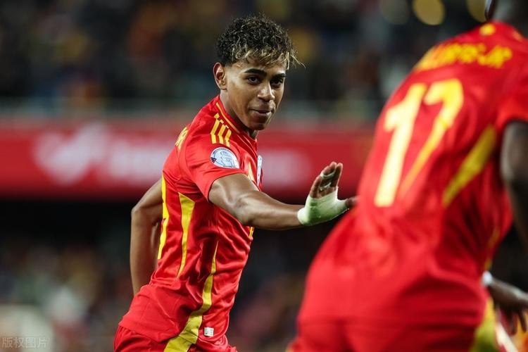 萨勒马克尔斯比赛里与裁判对峙，还被裁判踢了一脚